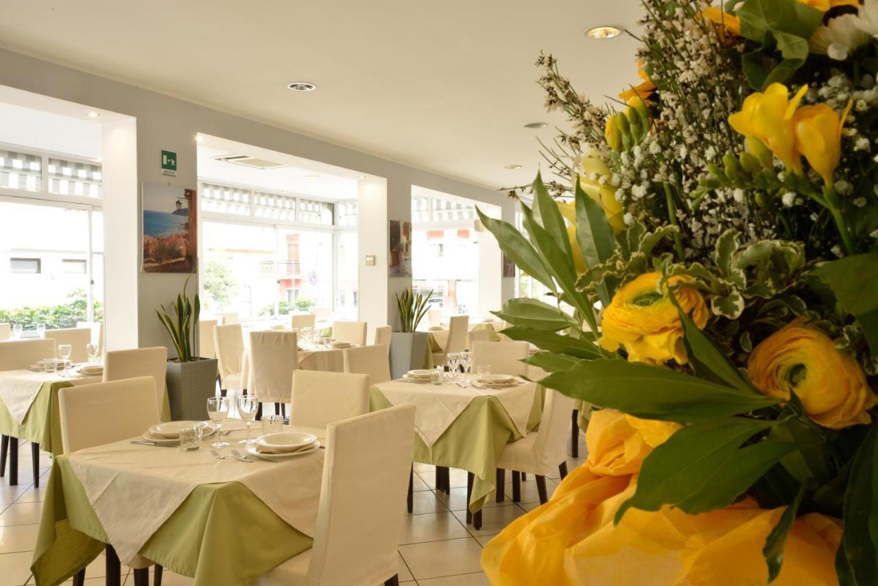 Hotel Ristorante La Marina Mhotelsgroup San Bartolomeo Al Mare Exterior foto