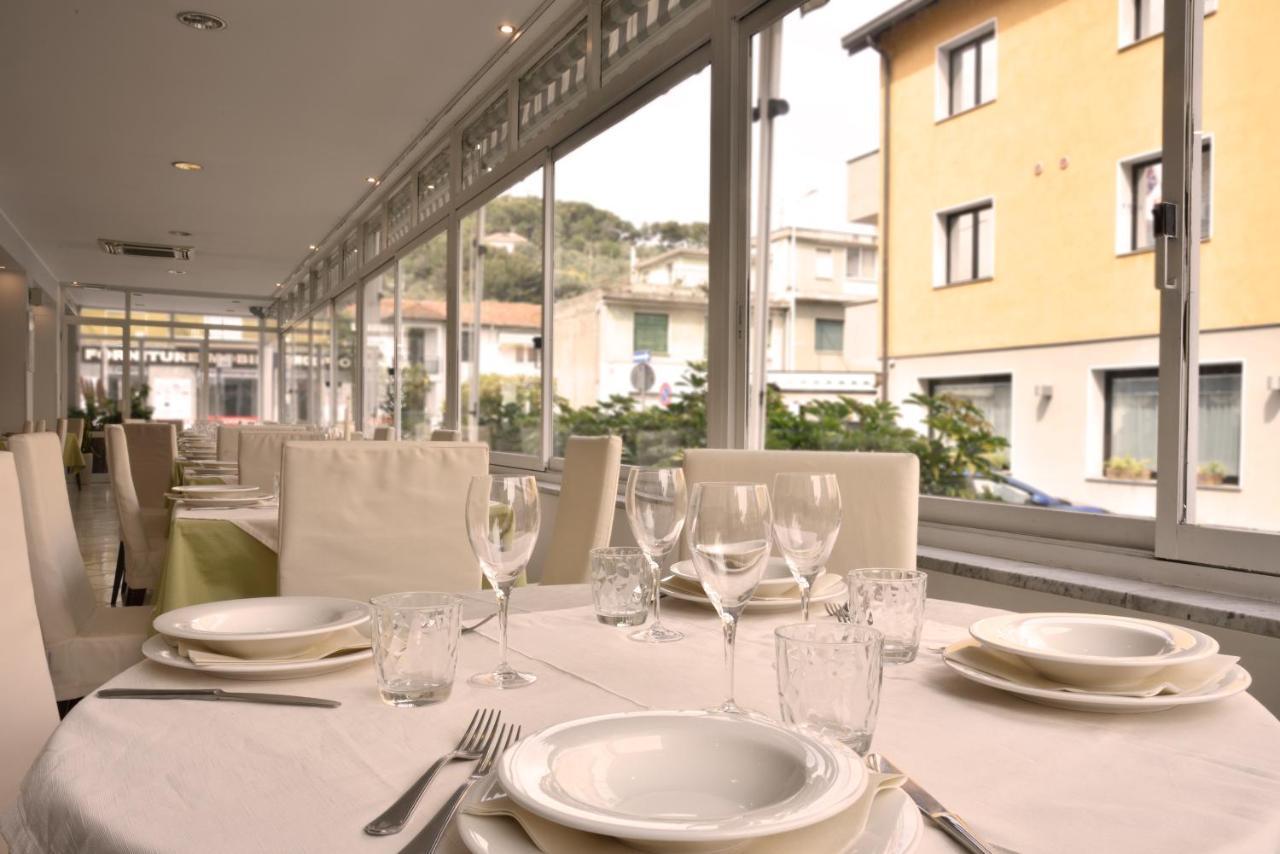 Hotel Ristorante La Marina Mhotelsgroup San Bartolomeo Al Mare Exterior foto