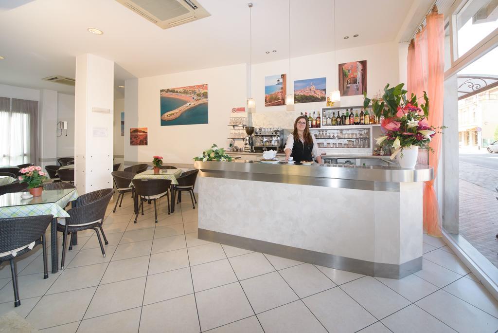 Hotel Ristorante La Marina Mhotelsgroup San Bartolomeo Al Mare Exterior foto